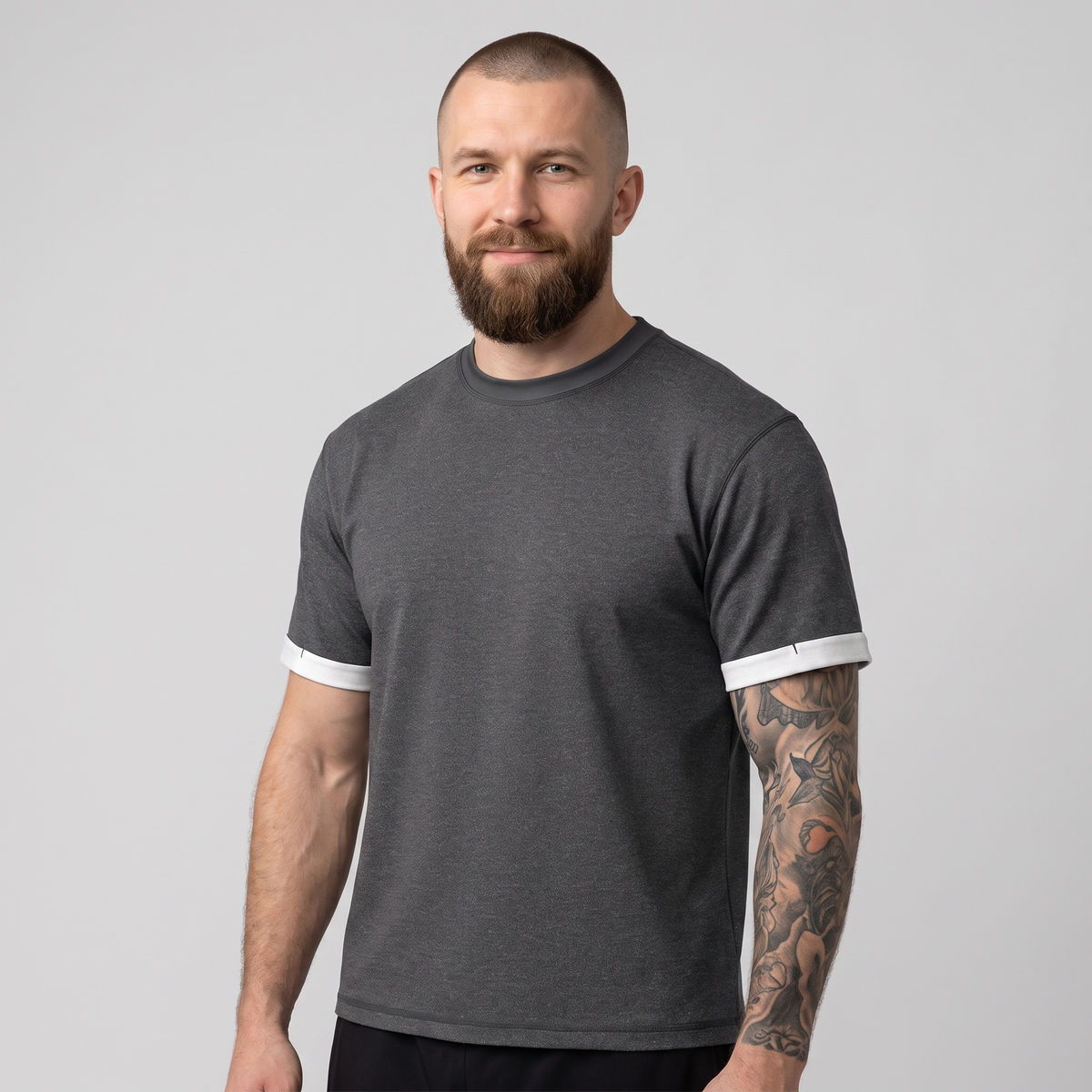 Homme portant le t-shirt original poignets contrastés gris anthracite CHT'M, style streetwear belge unique