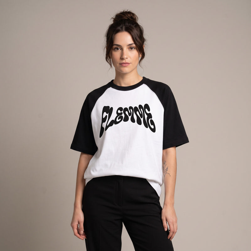 Femme portant le t-shirt raglan FLEMME blanc à manches noires, imprimé psychédélique noir