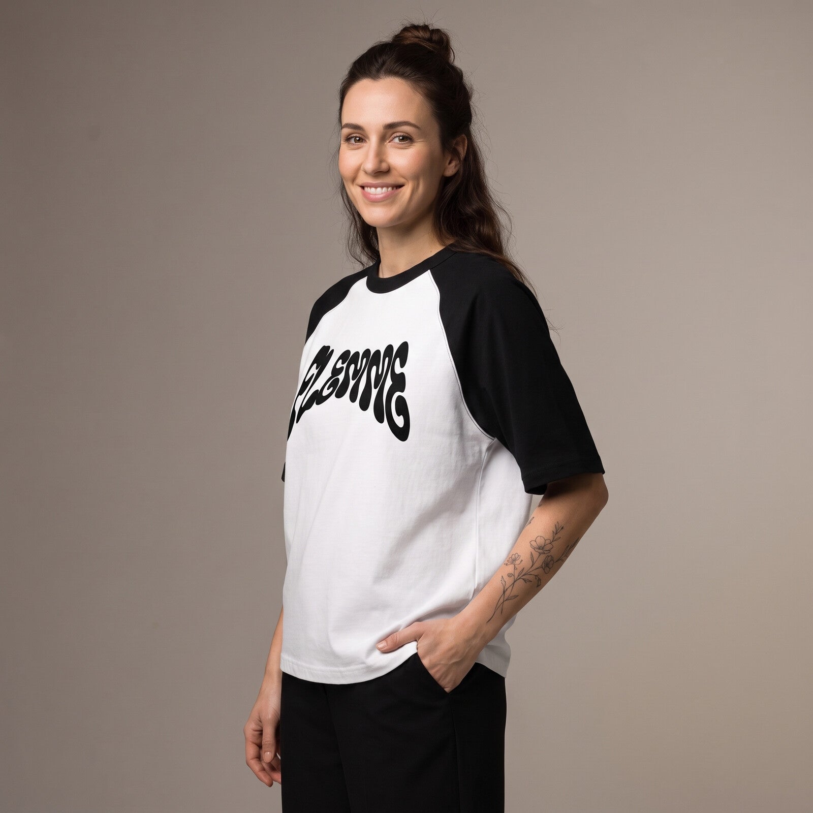 T-shirt raglan FLEMME porté de trois-quarts, couture raglan et épaule noire visibles