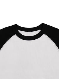 Gros plan sur le col ras-du-cou côtelé noir du t-shirt raglan FLEMME