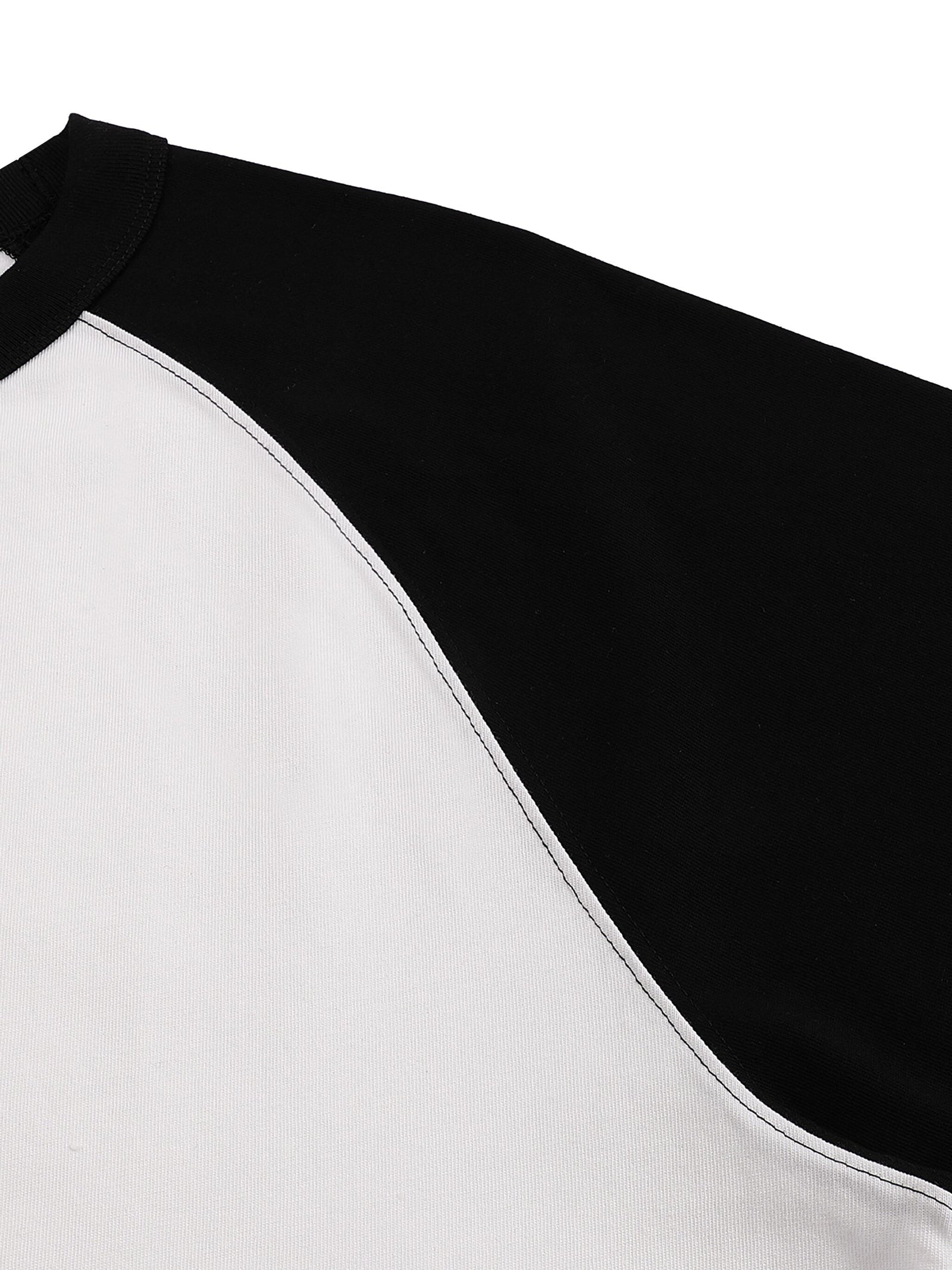 Détail de la couture raglan à l'épaule, contraste blanc et noir