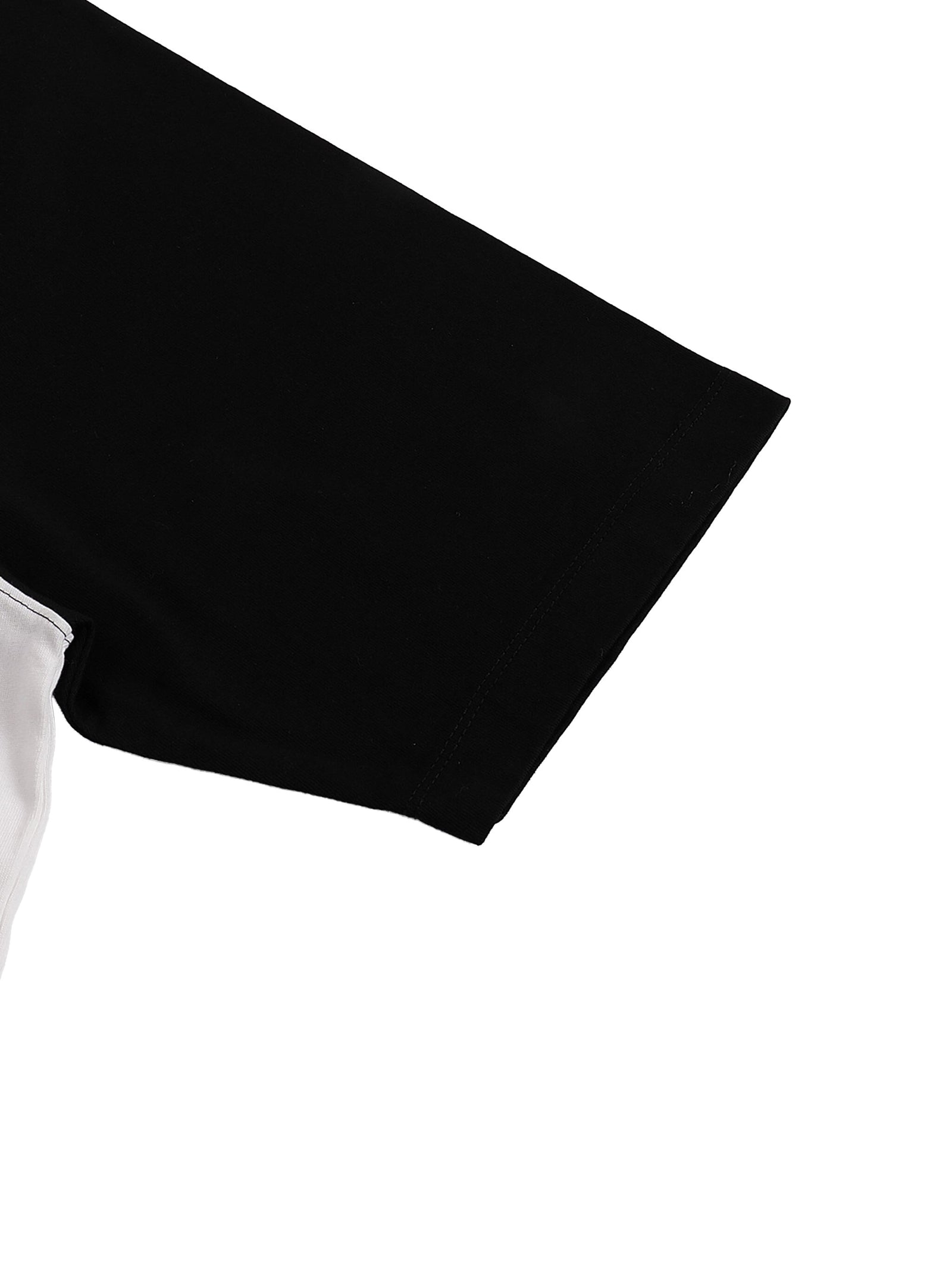 Détail de la manche courte noire du t-shirt raglan FLEMME