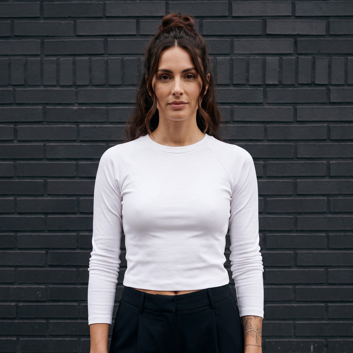 Femme portant le t-shirt manches longues original femme raglan slim blanc, look streetwear naturel en extérieur