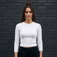 Femme portant le t-shirt manches longues original femme raglan slim blanc, look streetwear naturel en extérieur