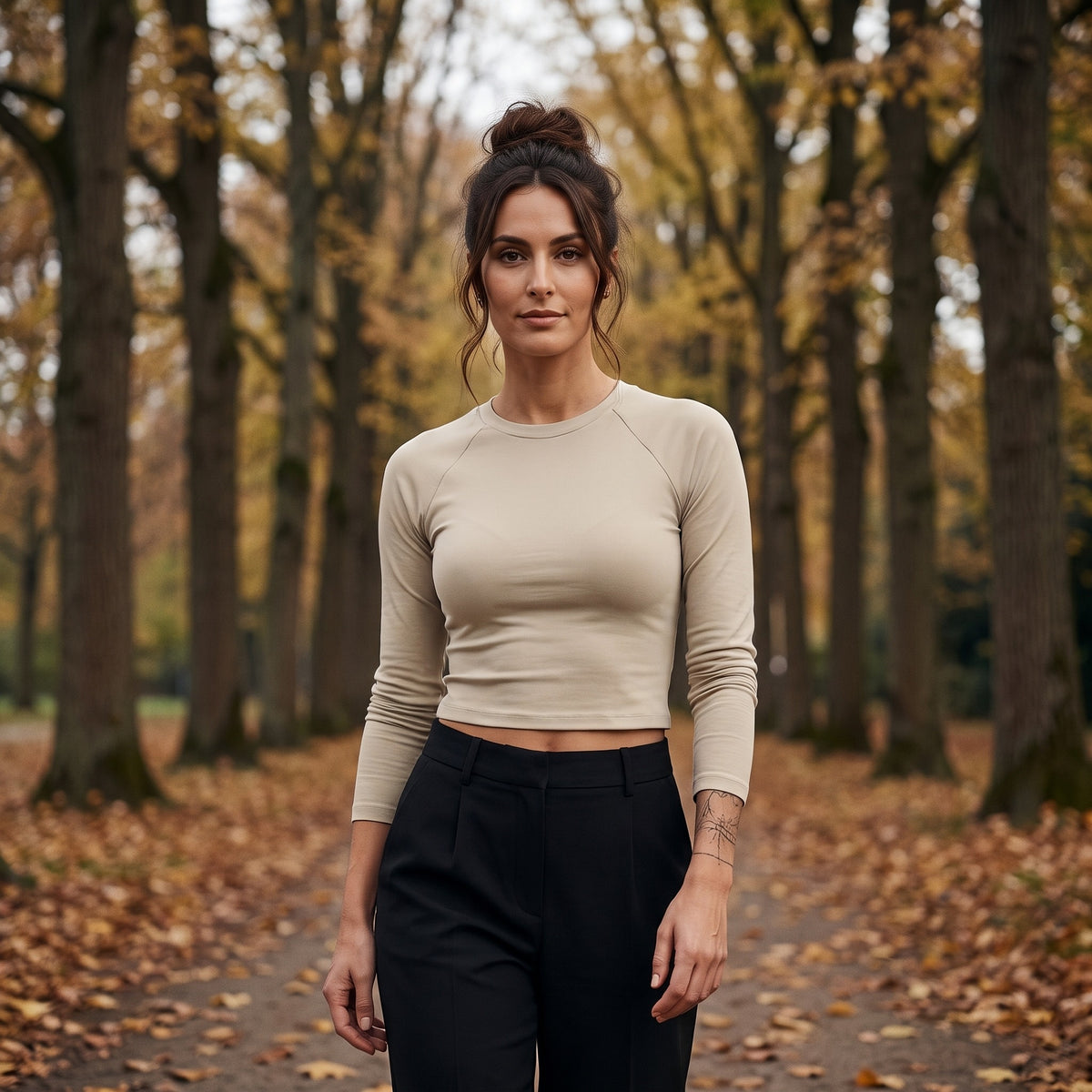 Femme portant le t-shirt manches longues original femme raglan slim kaki, style streetwear naturel en extérieur