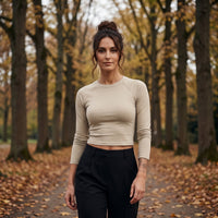 Femme portant le t-shirt manches longues original femme raglan slim kaki, style streetwear naturel en extérieur