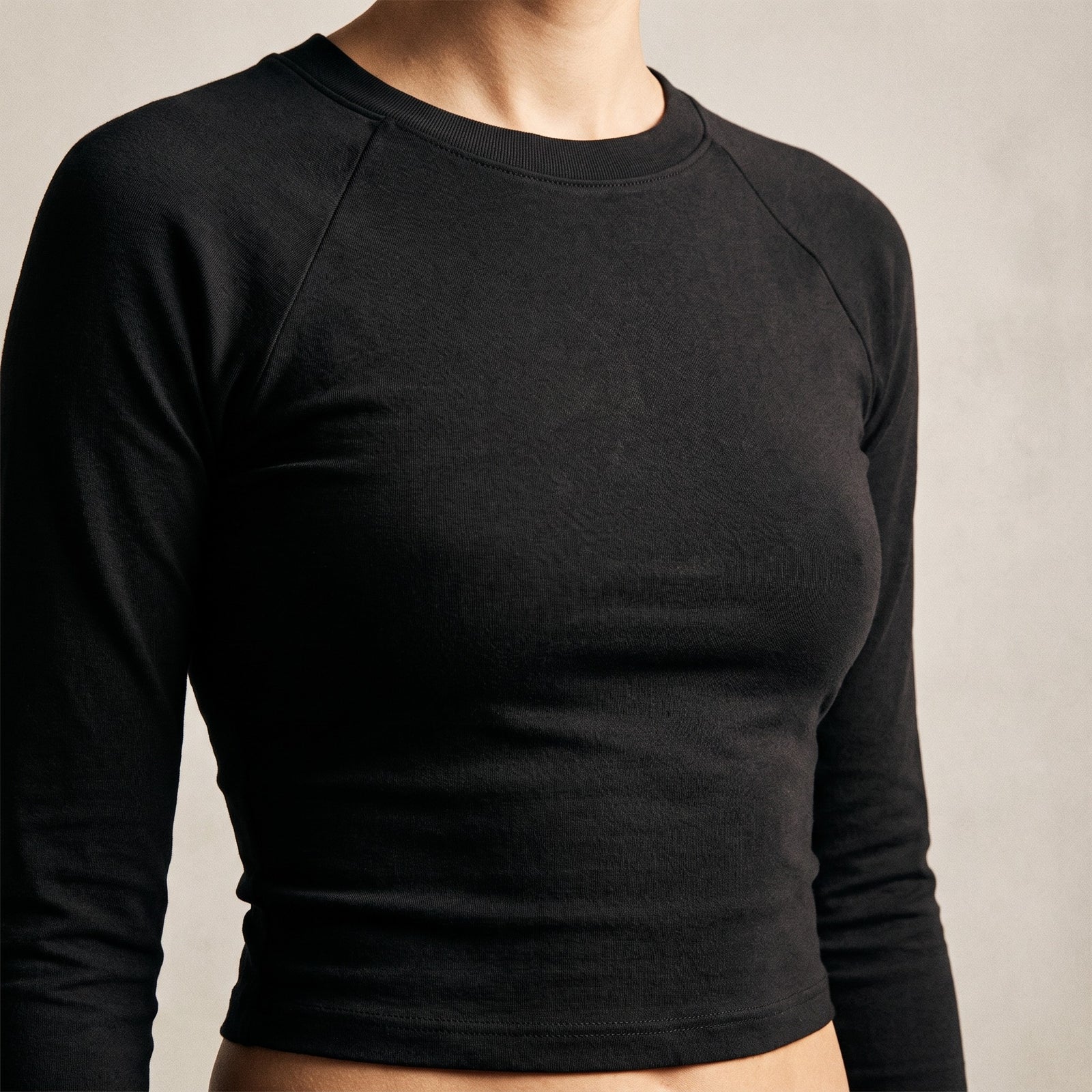 Gros plan du t-shirt manches longues original femme noir : coupe, col et texture du tissu