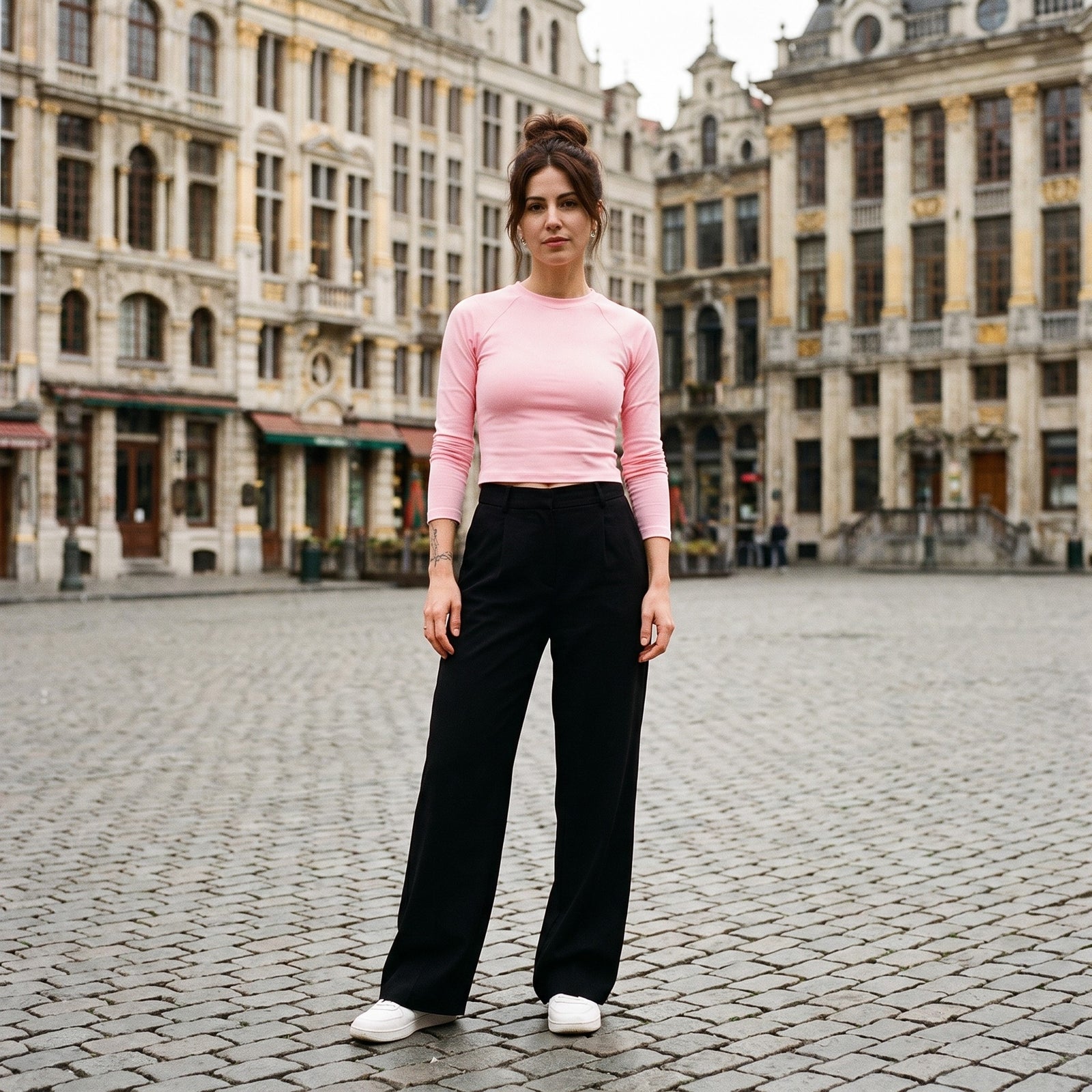 T-shirt manches longues original femme rose porté en ville, look streetwear belge
