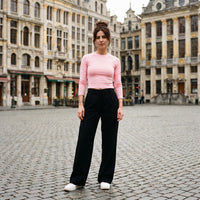 T-shirt manches longues original femme rose porté en ville, look streetwear belge