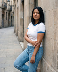 T-shirt ringer femme blanc et bleu CHT'M porté en ville — bords contrastés
