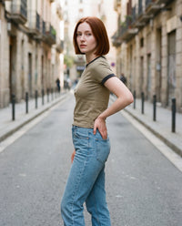 T-shirt ringer femme kaki et gris foncé CHT'M porté en ville — bords contrastés
