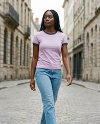 T-shirt ringer femme lilas et gris foncé CHT'M porté en ville — bords contrastés