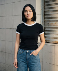 T-shirt ringer femme slim bords contrastés CHT'M porté en ville — rétro
