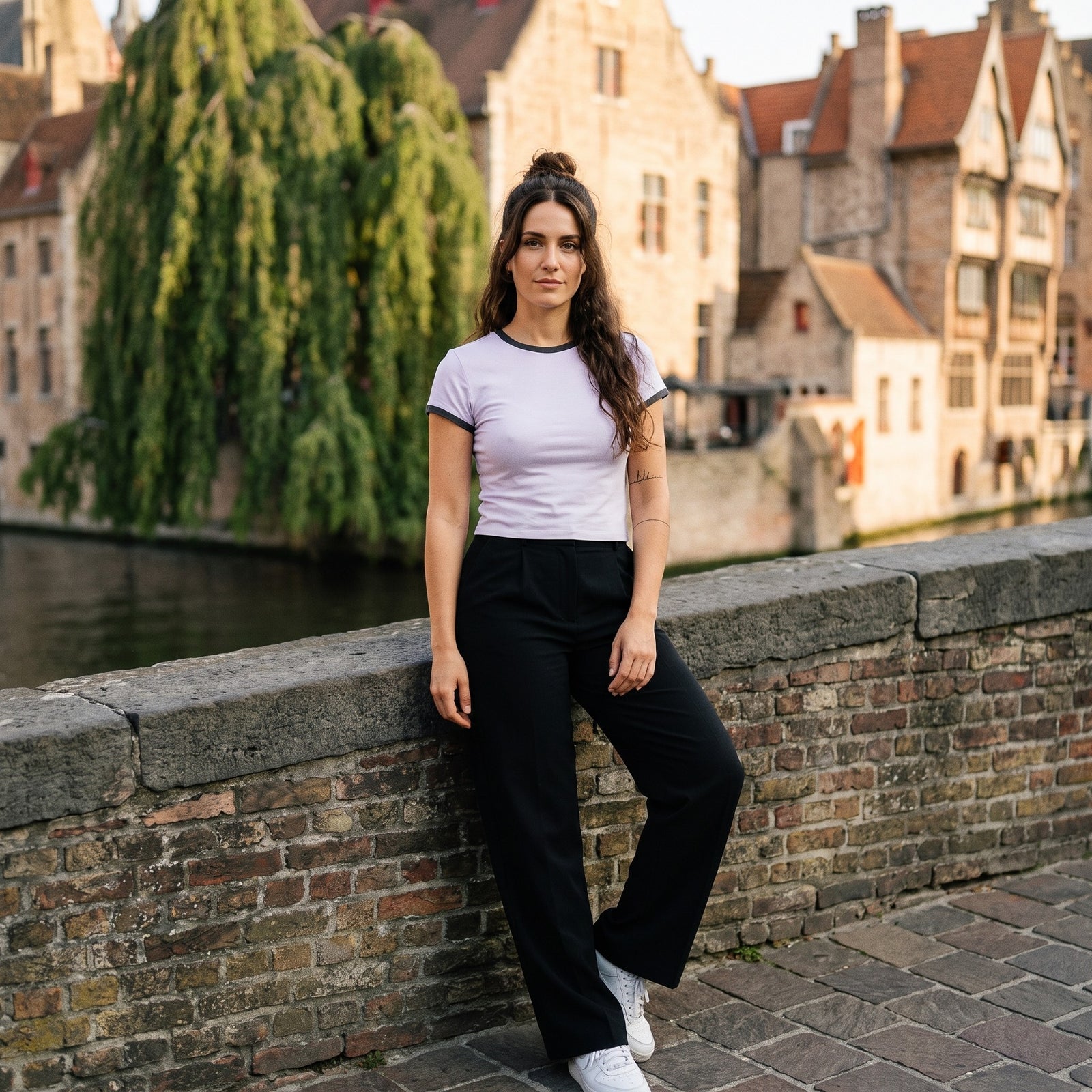T-shirt ringer original femme lilas et gris foncé porté à Bruges, look streetwear belge