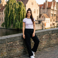 T-shirt ringer original femme lilas et gris foncé porté à Bruges, look streetwear belge