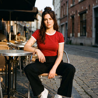 T-shirt ringer original femme rouge et blanc porté en terrasse, look streetwear belge