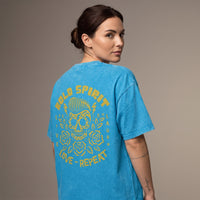 Femme portant le t-shirt bleu lagon de dos, grand imprimé tête de mort Bold Spirit jaune ocre