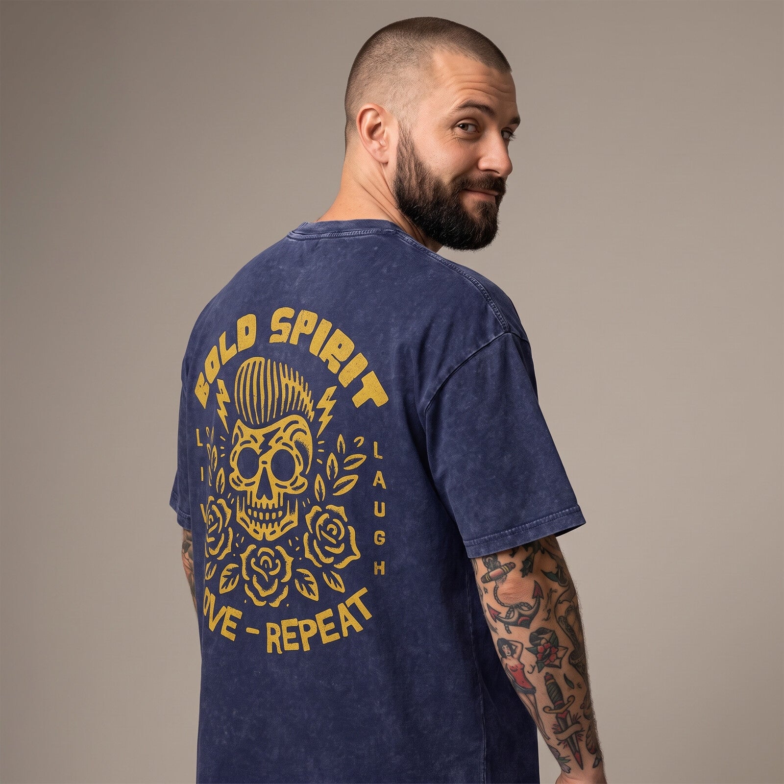 Homme portant le t-shirt bleu marine de dos, grand imprimé tête de mort Bold Spirit jaune ocre