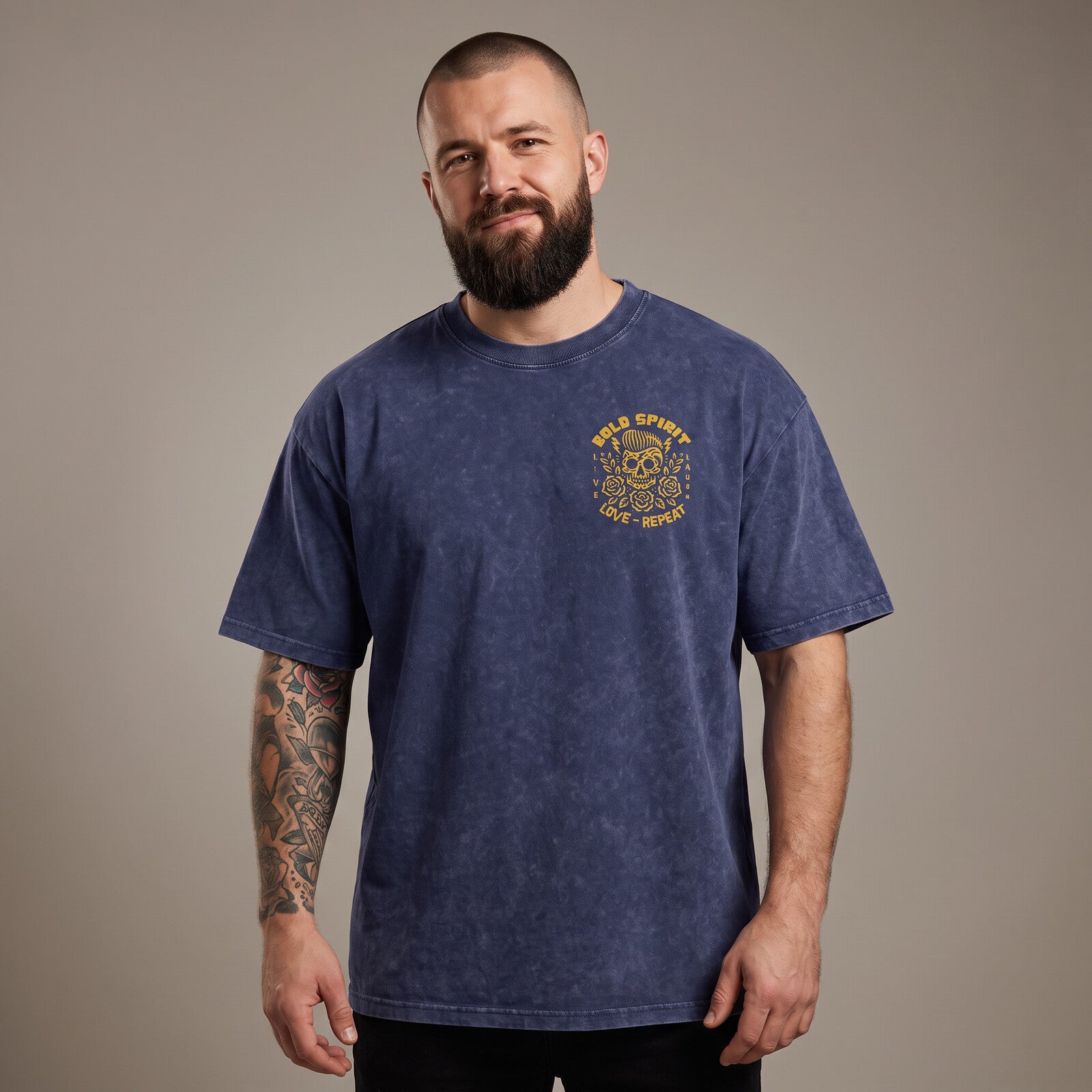 Homme portant le t-shirt tête de mort bleu marine oversize vu de face, badge Bold Spirit sur la poitrine