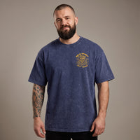 Homme portant le t-shirt tête de mort bleu marine oversize vu de face, badge Bold Spirit sur la poitrine