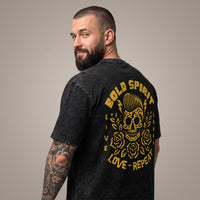 Homme portant le t-shirt tête de mort noir délavé oversize, grand imprimé Bold Spirit jaune ocre dans le dos