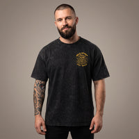 Homme portant le t-shirt tête de mort noir délavé oversize vu de face, badge Bold Spirit sur la poitrine