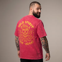 Homme portant le t-shirt rouge framboise de dos, grand imprimé tête de mort Bold Spirit jaune ocre