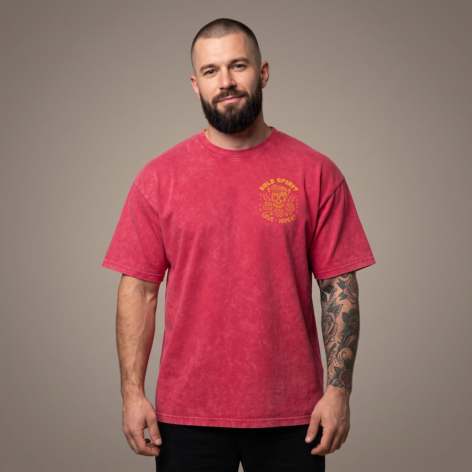 Homme portant le t-shirt tête de mort rouge framboise oversize vu de face, badge Bold Spirit sur la poitrine