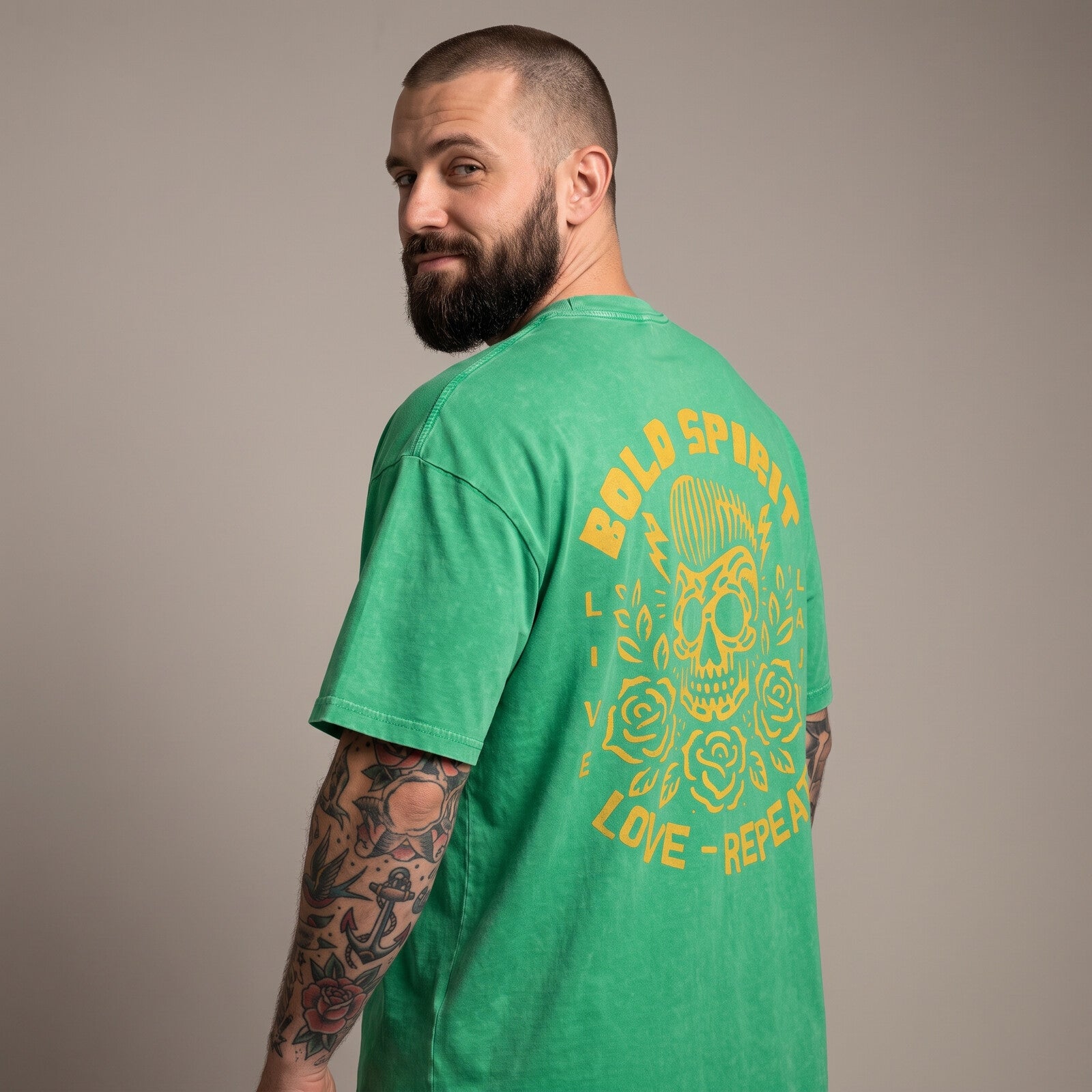 Homme portant le t-shirt vert prairie de dos, grand imprimé tête de mort Bold Spirit jaune ocre