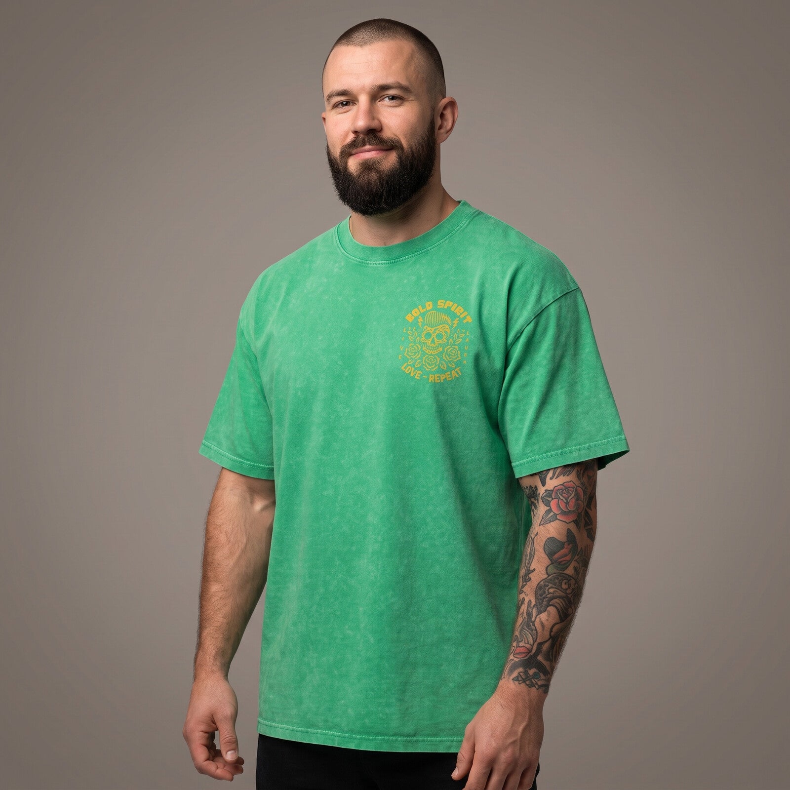 Homme portant le t-shirt tête de mort vert prairie oversize vu de face, badge Bold Spirit sur la poitrine