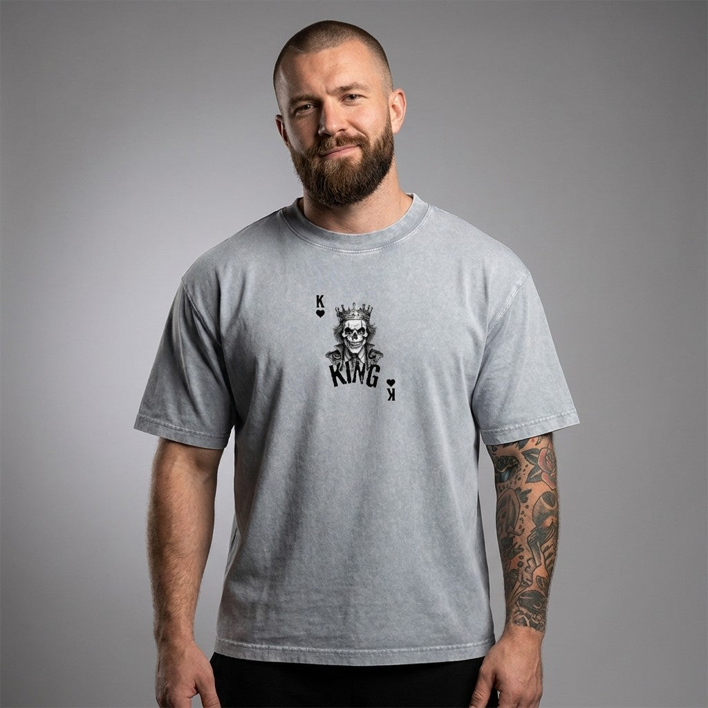 Homme portant le t-shirt original tête de mort Roi de Cœur en studio, vue de face