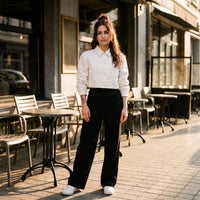 Veste en jean crop original femme blanc portée en ville, look streetwear belge