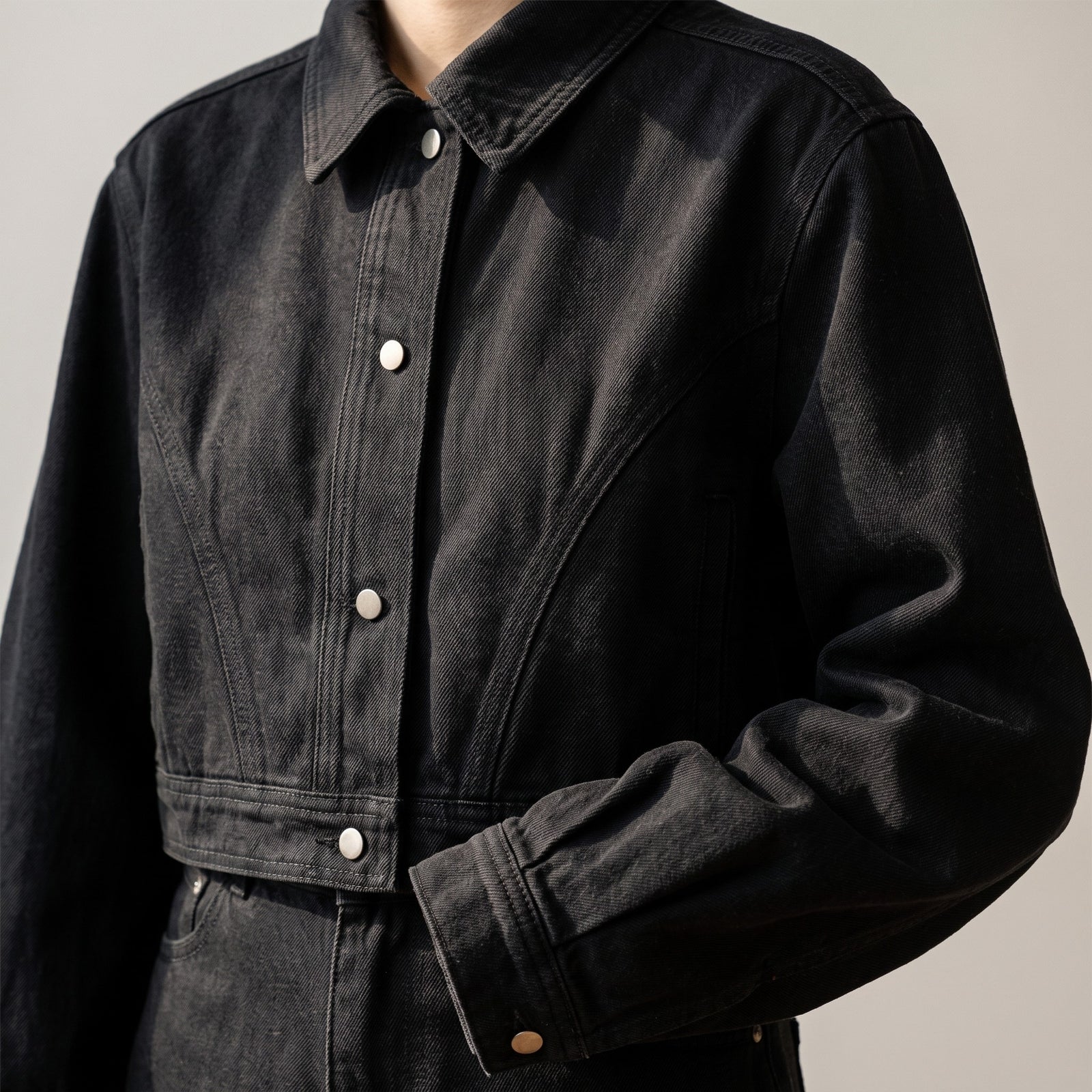 Gros plan de la veste en jean crop original femme noir : coupe, col et texture du tissu