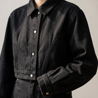 Gros plan de la veste en jean crop original femme noir : coupe, col et texture du tissu