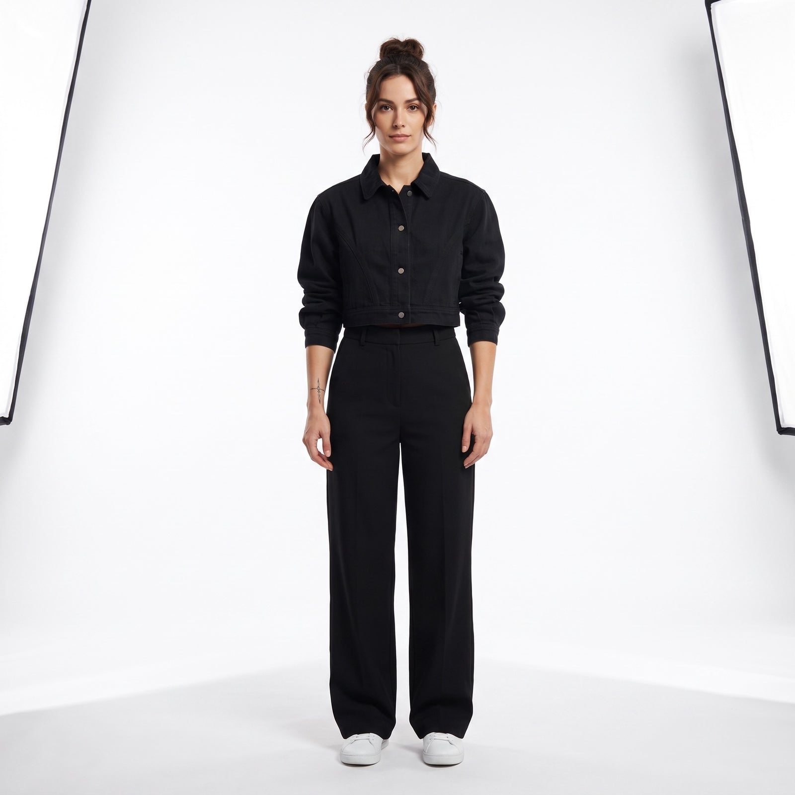 Femme portant la veste en jean crop original femme noir, photo studio fond blanc