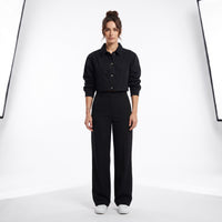 Femme portant la veste en jean crop original femme noir, photo studio fond blanc