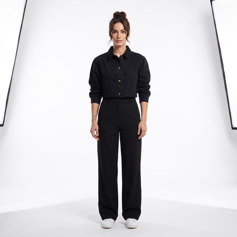 Femme portant la veste en jean crop original femme noir, photo studio fond blanc