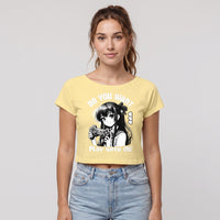 Crop top femme jaune imprime anime Gamer Girl, porte avec un jean clair sur fond de studio gris