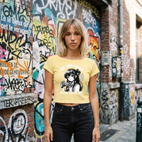 Crop top jaune Gamer Girl a la manette, porte devant un mur de graffitis colores d'une ruelle bruxelloise