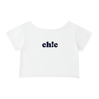 Crop top femme épaules dénudées en blanc - lettrage ch!c noir imprimé au centre de la poitrine