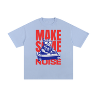 T-shirt oversized chat DJ en bleu ciel - chat aux lunettes noires derrière ses platines
