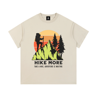T-shirt enfant Hike More en abricot clair à plat, imprimé randonnée vintage coloré