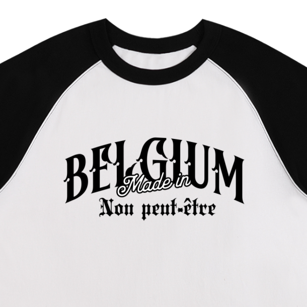Gros plan du lettrage varsity BELGIUM Made in Non peut-être sur le t-shirt belge raglan blanc