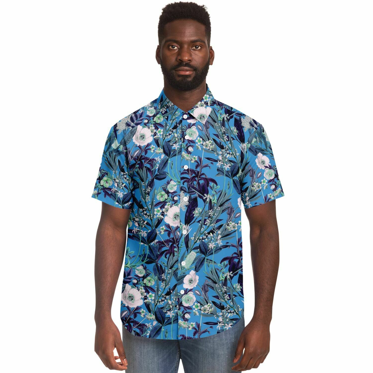 Chemise homme manches courtes bleue à fleurs des champs, portée par un second mannequin, vue de face