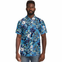Chemise homme manches courtes bleue à fleurs des champs, portée par un second mannequin, vue de face
