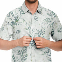Chemise homme manches courtes blanche à feuillage vert, gros plan sur l'imprimé
