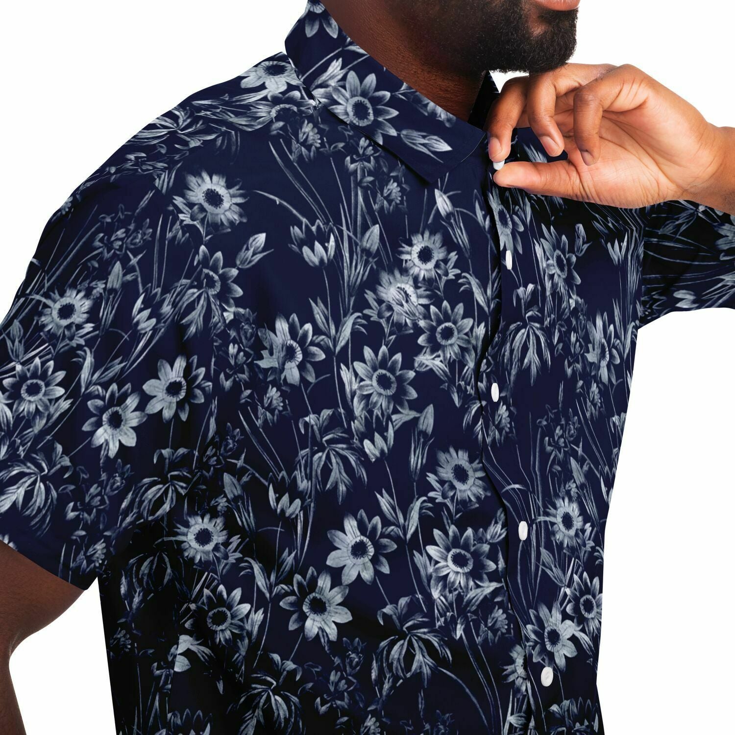 Chemise homme manches courtes bleu marine à fleurs blanches, gros plan sur le tissu