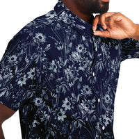 Chemise homme manches courtes bleu marine à fleurs blanches, gros plan sur le tissu
