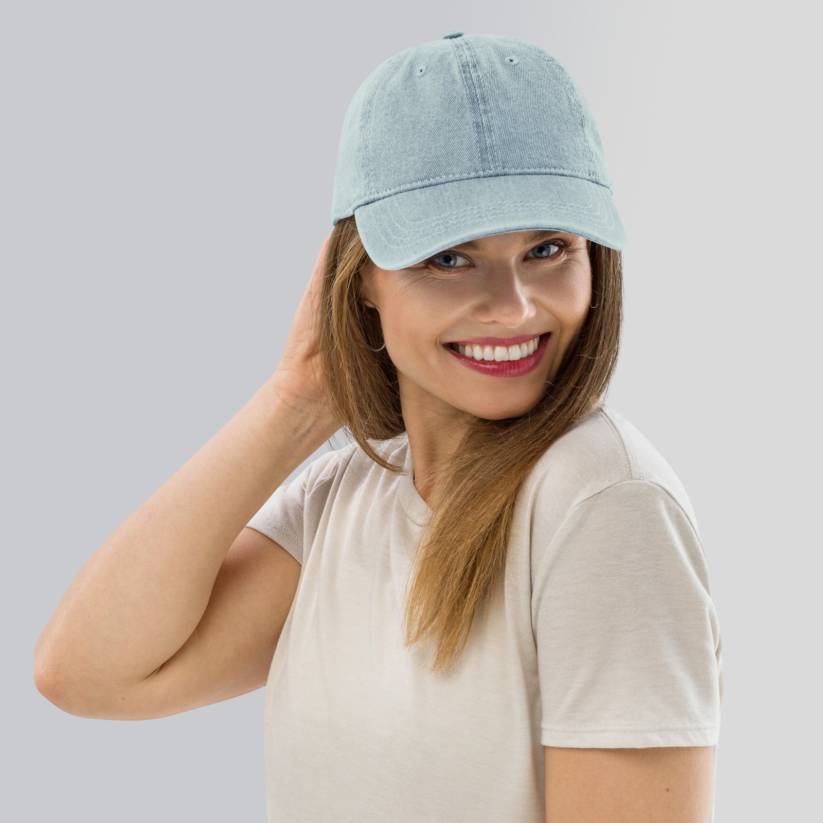 Casquette en jean bleu clair pour femme brodée fleur peace, vue de face