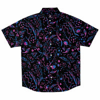 Chemise homme manches courtes noire motif néon abstrait, vue de face à plat